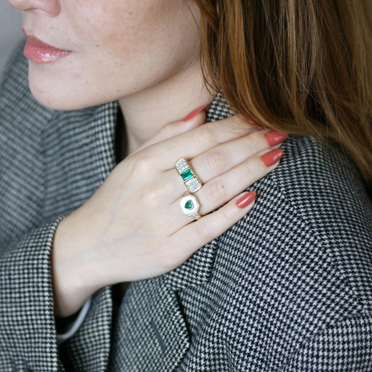 Bague en or jaune, nacre, émeraude, et diamants - Castafiore