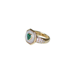 Bague en or jaune, nacre, émeraude, et diamants - Castafiore