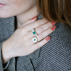 Bague en or jaune, nacre, émeraude, et diamants - Castafiore