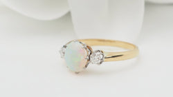 Bague en or jaune opale ovale et diamants - Castafiore
