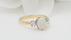 Bague en or jaune opale ovale et diamants - Castafiore
