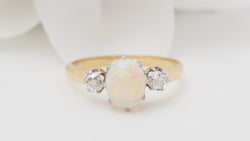 Bague en or jaune opale ovale et diamants - Castafiore
