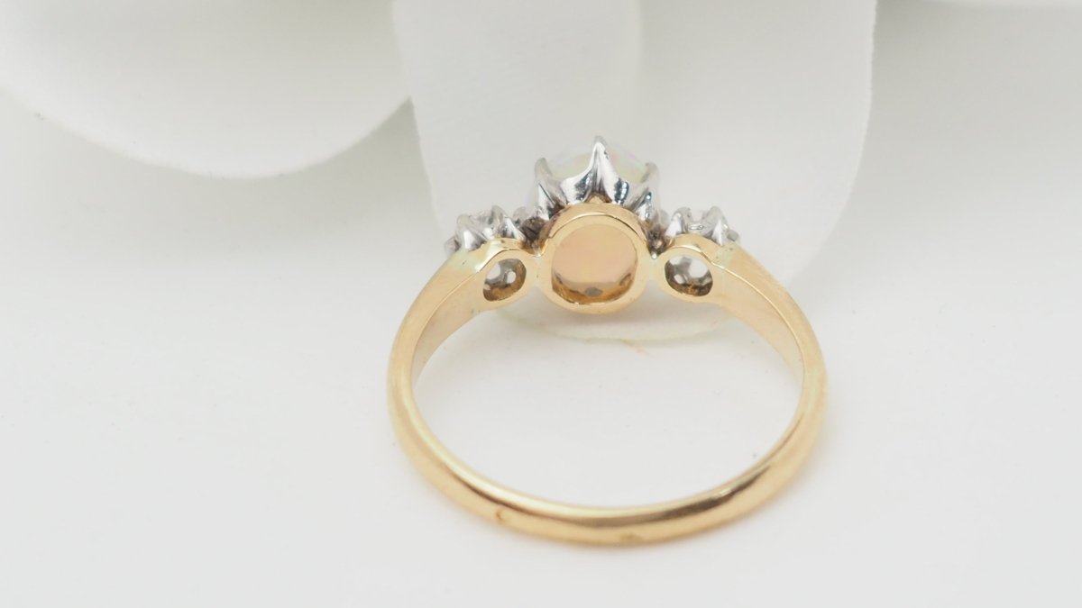 Bague en or jaune opale ovale et diamants - Castafiore