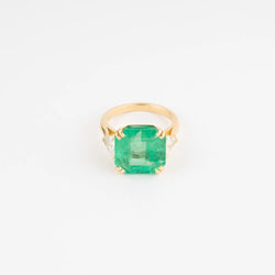 Bague en or jaune ornée d'une émeraude taille émeraude épaulé de diamants triangles - Castafiore