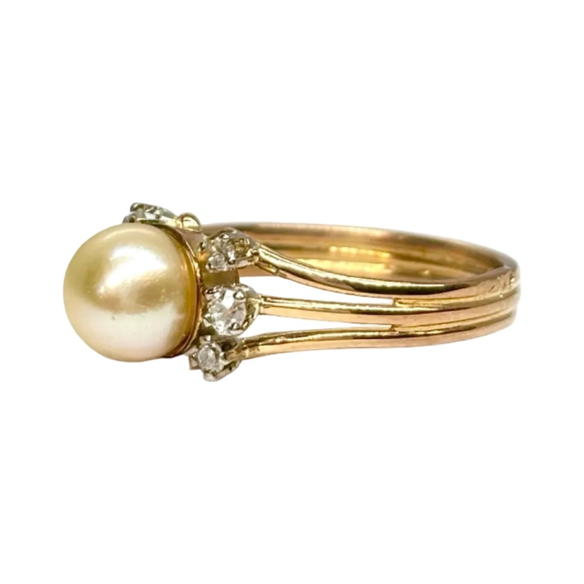 Bague en or jaune, perle, et diamants - Castafiore