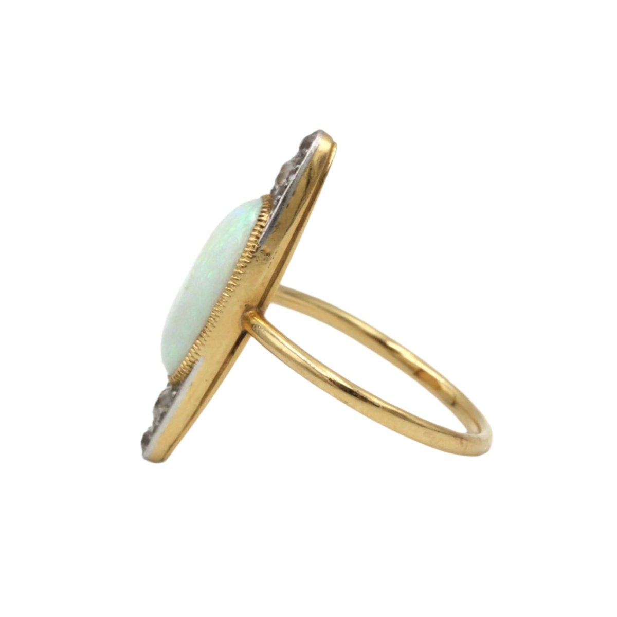 Bague en or jaune, platine, opale et diamants - Castafiore