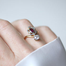 Bague en or jaune, platine, rubis, et diamants - Castafiore