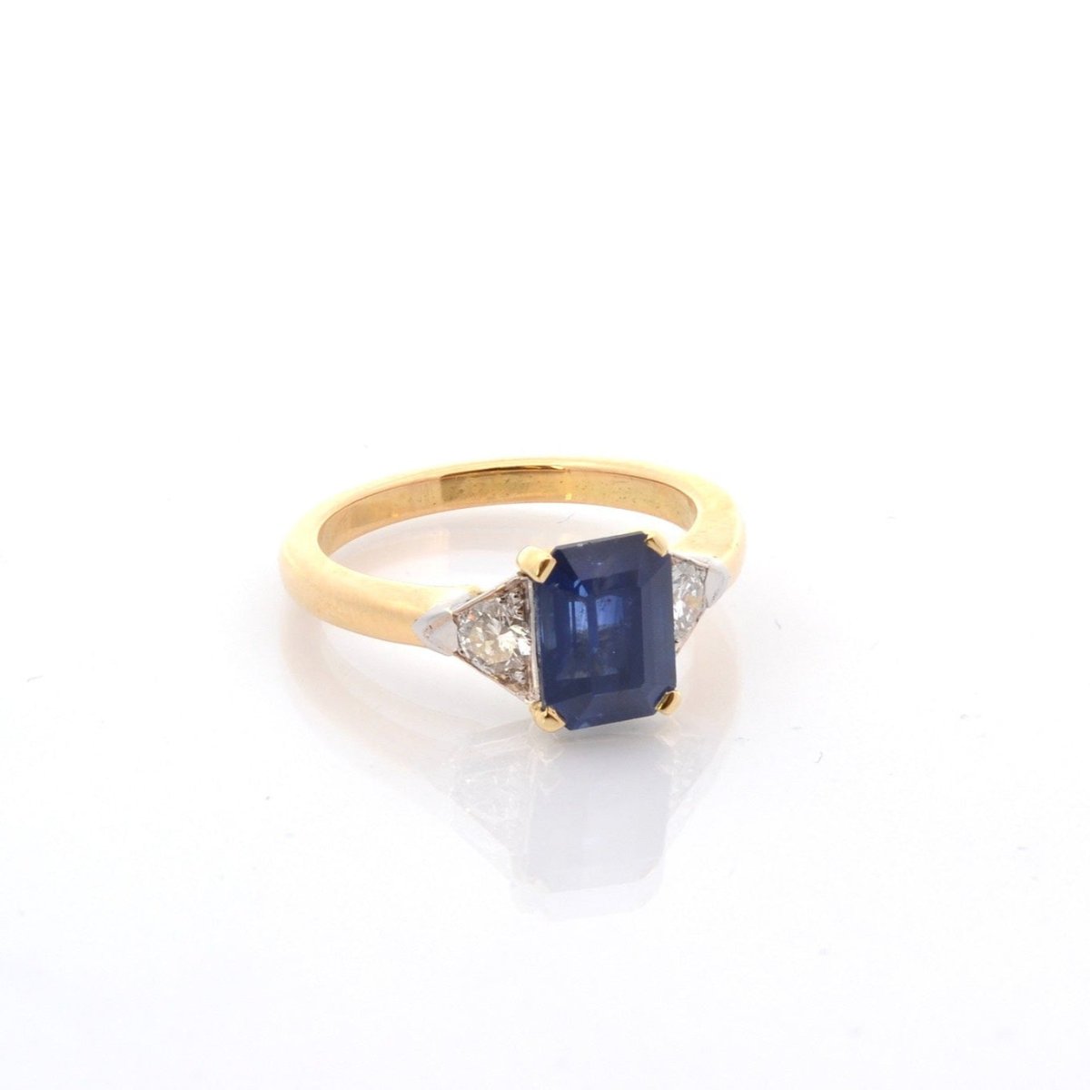 Bague en or jaune, platine, saphir et diamants - Castafiore