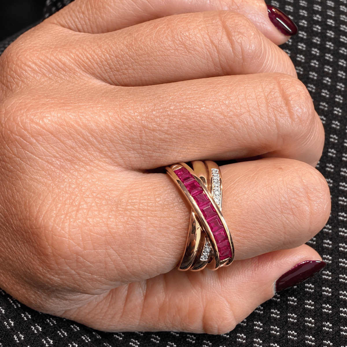 Bague en or jaune, rubis et diamants - Castafiore