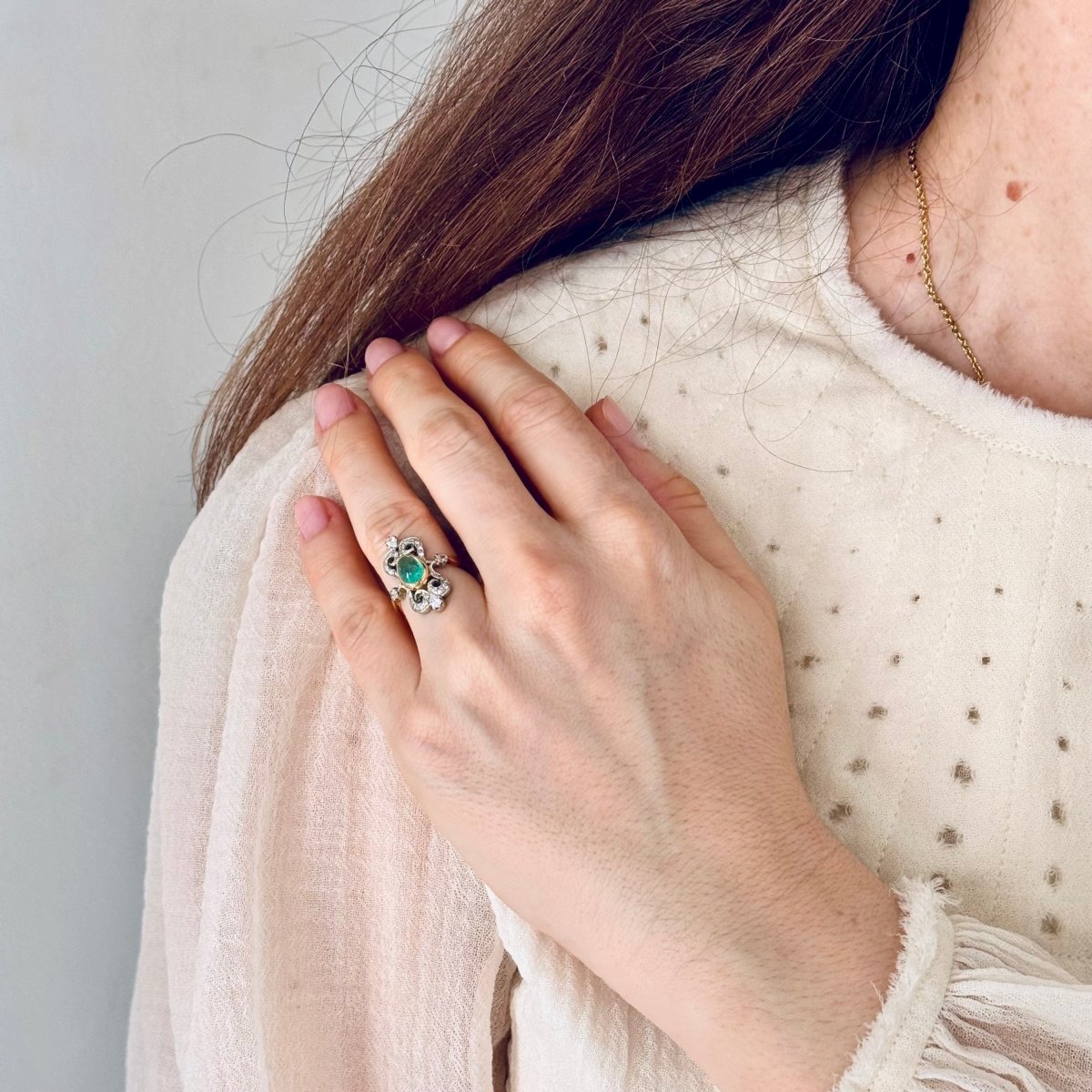 Bague en or rose, platine, émeraude et diamants - Castafiore
