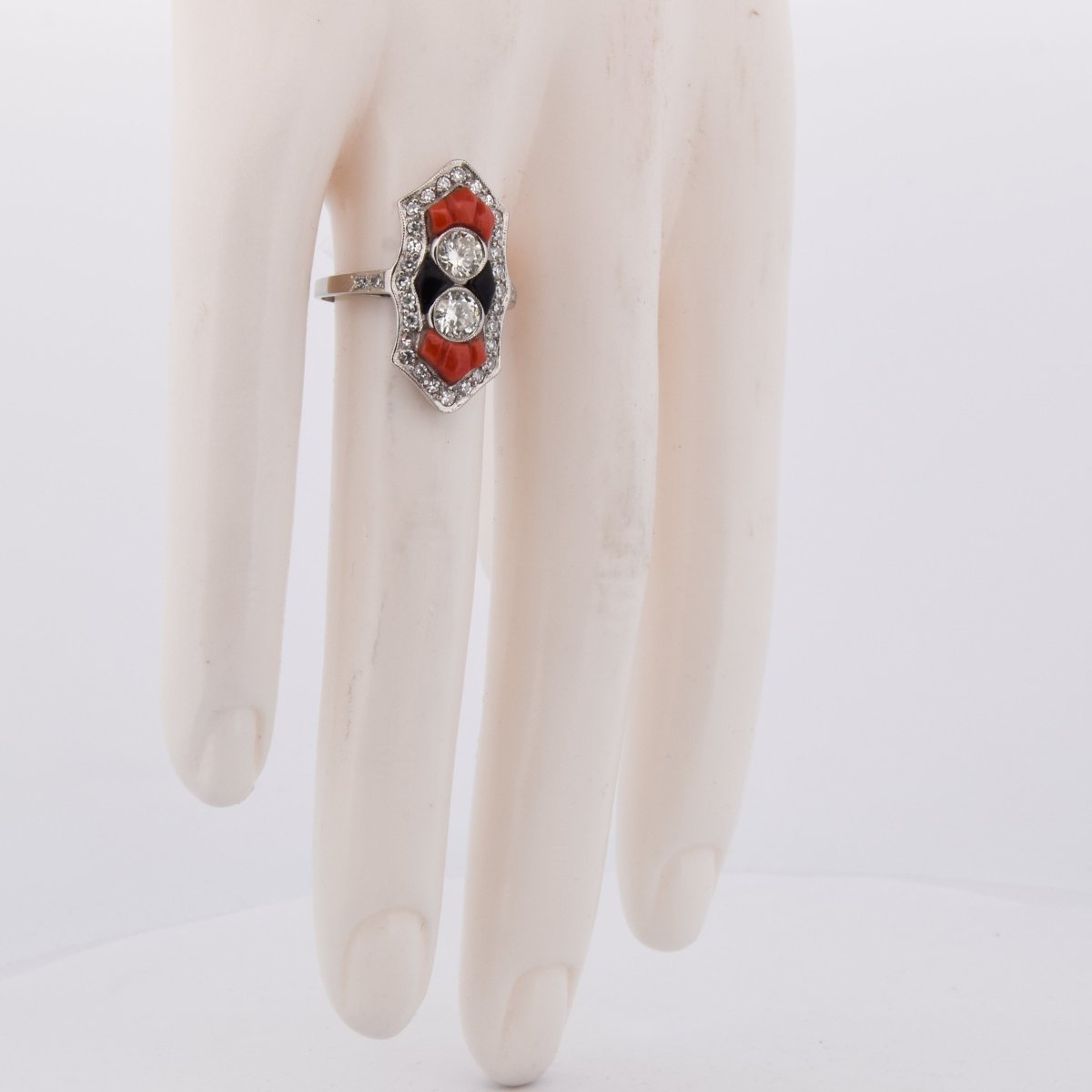 Bague en platine, corail, onyx et diamants - Castafiore