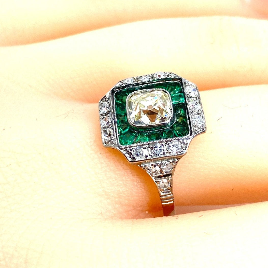 Bague en platine, diamants et émeraudes vers 1900 - Castafiore