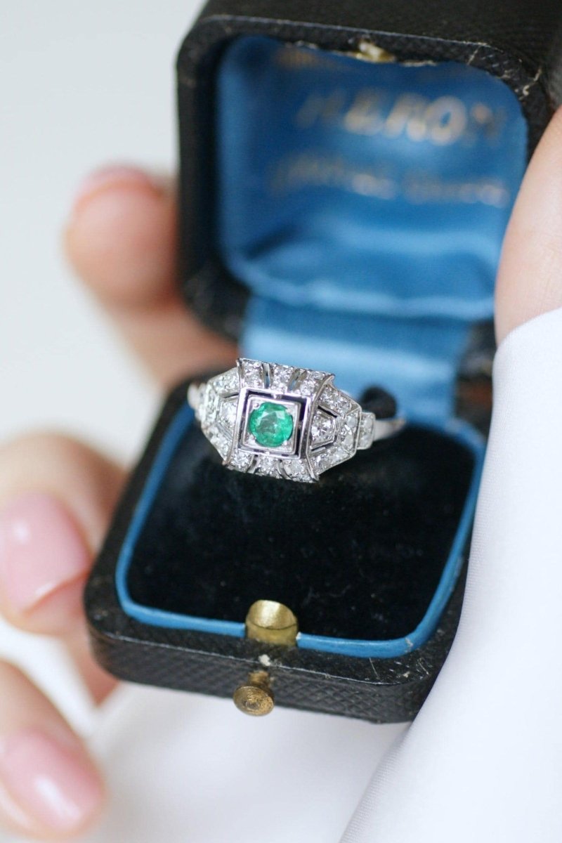 Bague en platine, émeraude, et diamants - Castafiore