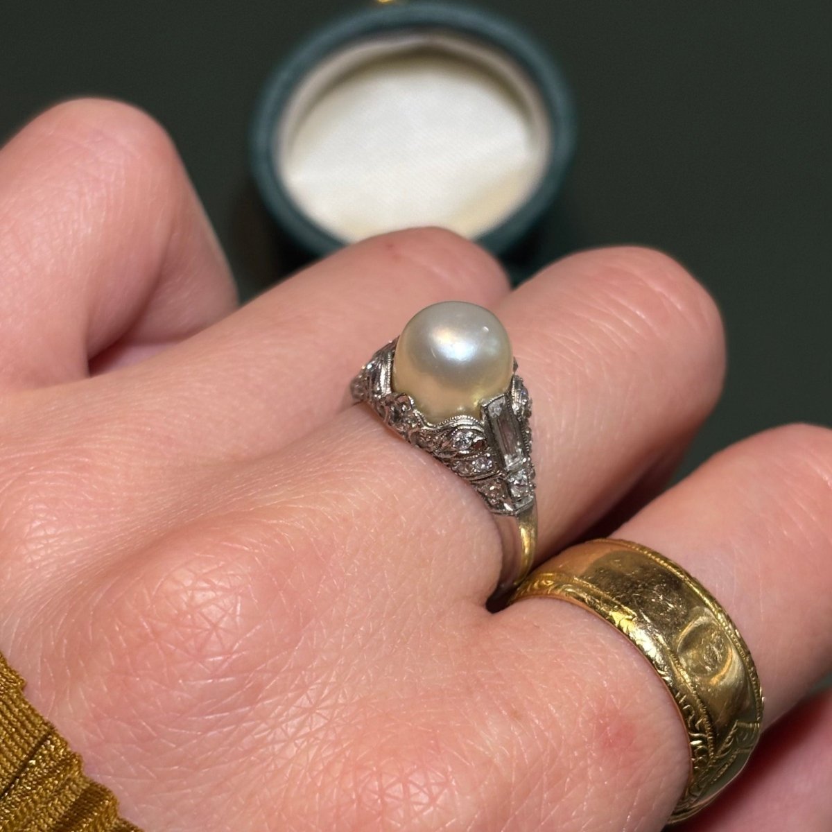 Bague en platine, perle et diamants - Castafiore