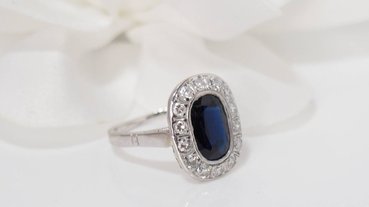 Bague en platine, saphir et diamants - Castafiore