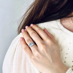 Bague Entourage en or blanc, aigue - marine et diamants - Castafiore