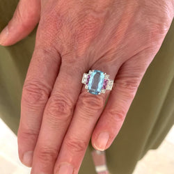 Bague Entourage en or blanc, aigue-marine, saphirs et diamants - Castafiore