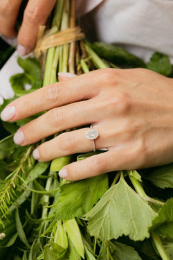 Bague Entourage en or blanc, diamant fancy light purplish pink et diamants - Castafiore
