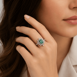 Bague Entourage en or blanc, émeraude et diamants - Castafiore
