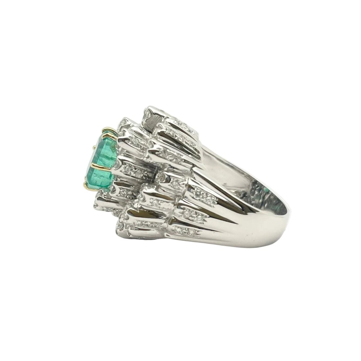 Bague Entourage en or blanc, émeraude et diamants - Castafiore