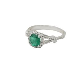 Bague Entourage en or blanc, émeraude et diamants - Castafiore