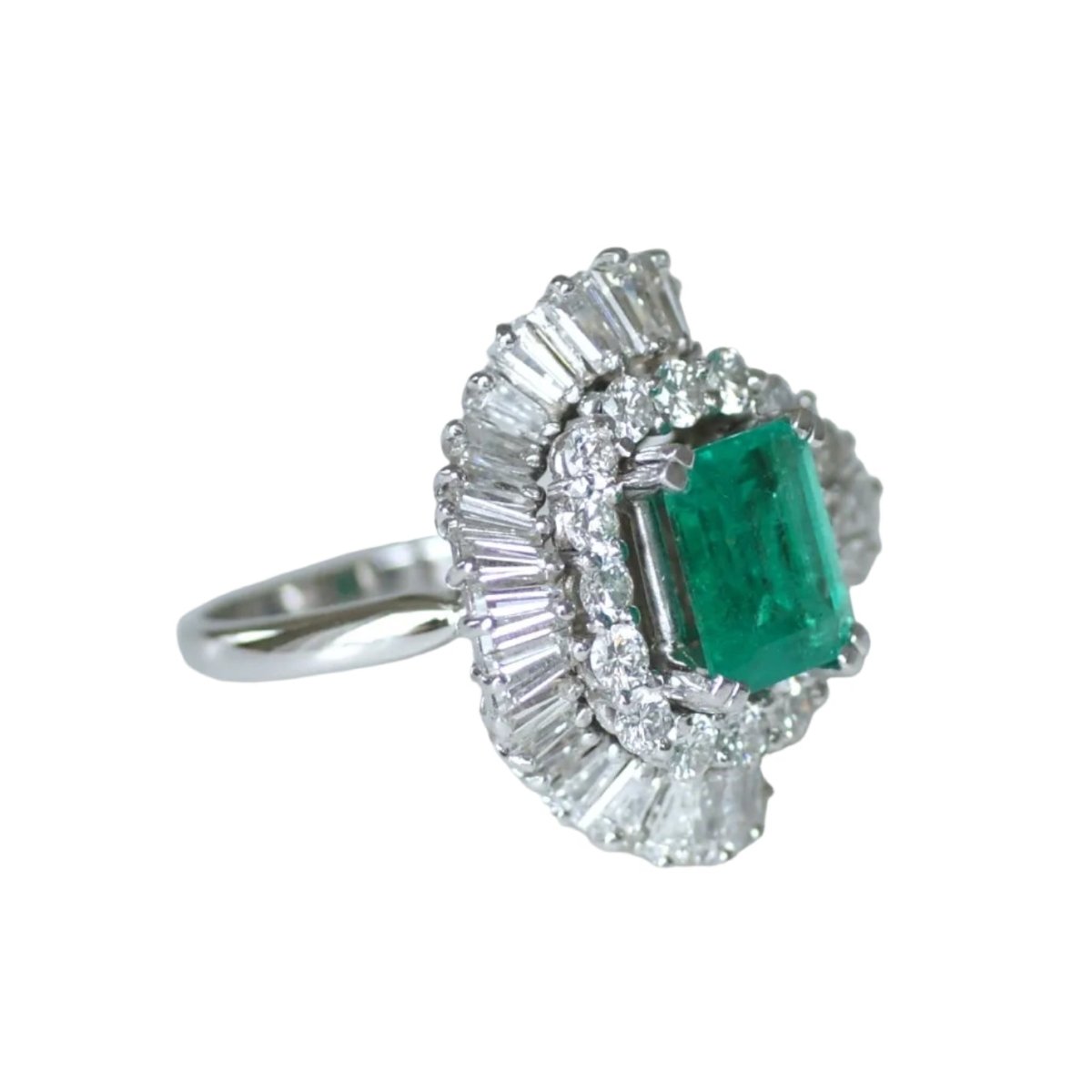 Bague Entourage en or blanc, émeraude et diamants - Castafiore