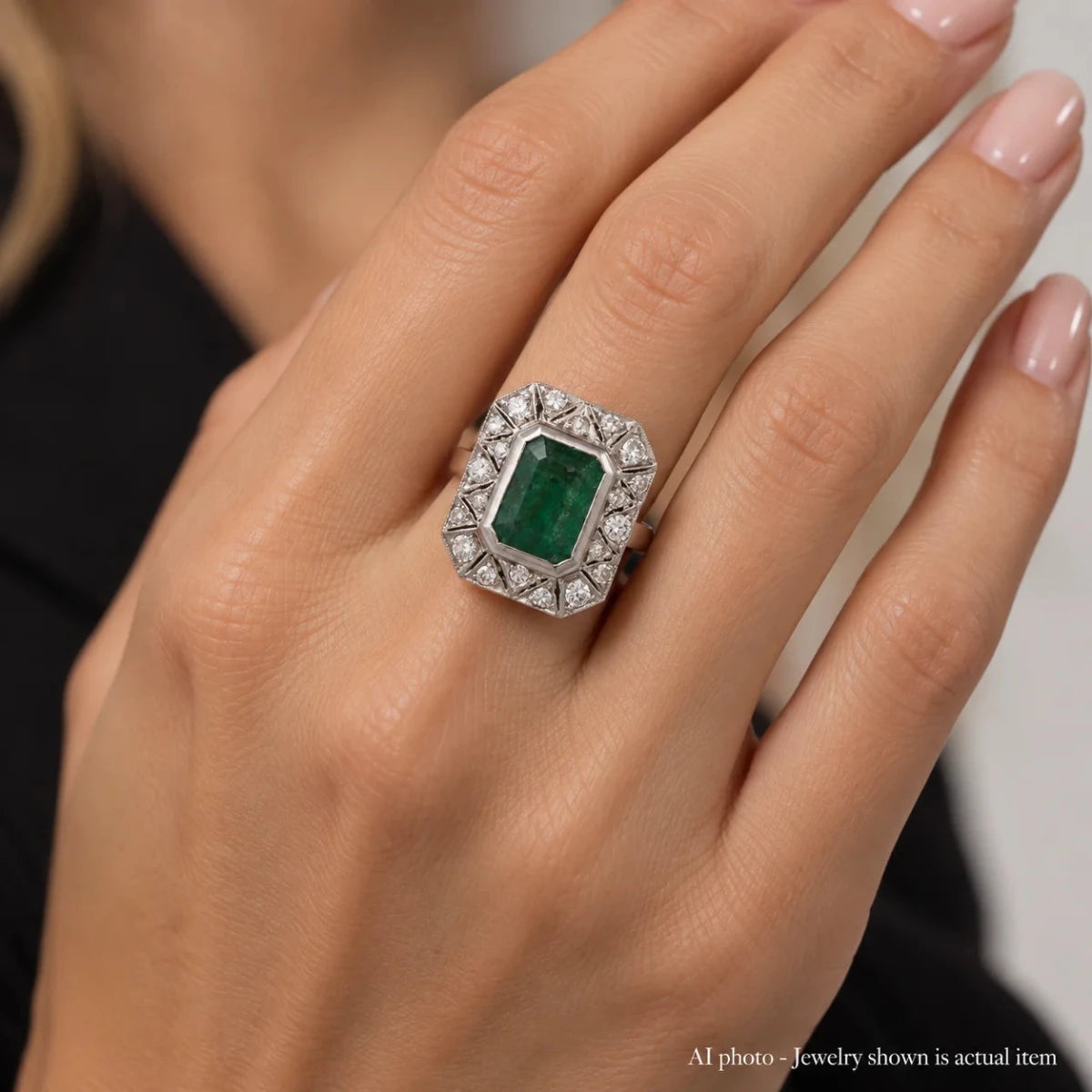 Bague Entourage en or blanc, émeraude et diamants - Castafiore