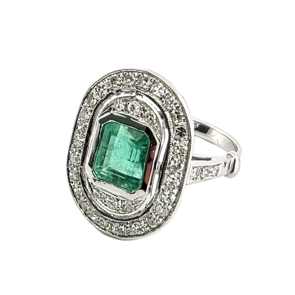 Bague Entourage en or blanc, émeraude et diamants - Castafiore