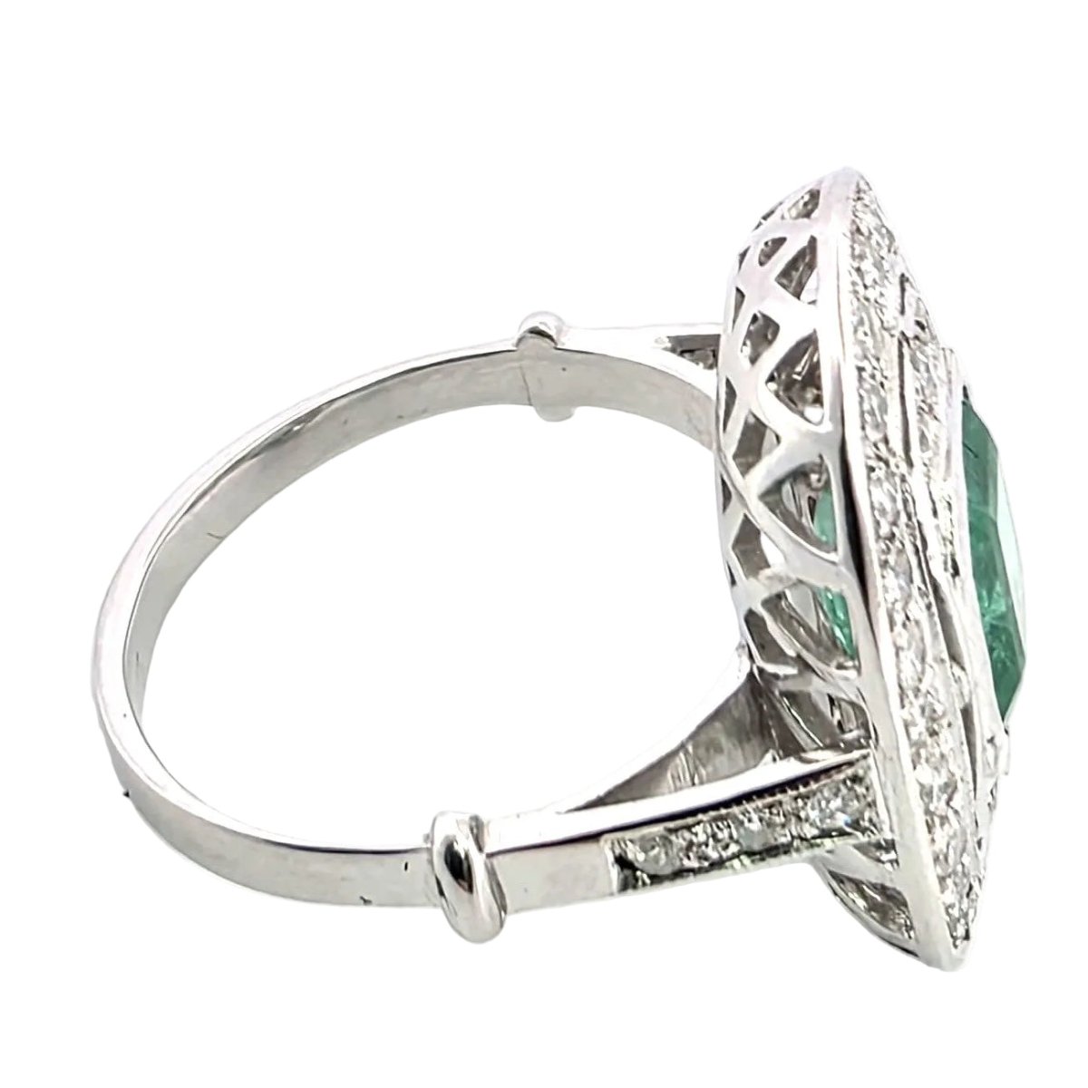 Bague Entourage en or blanc, émeraude et diamants - Castafiore