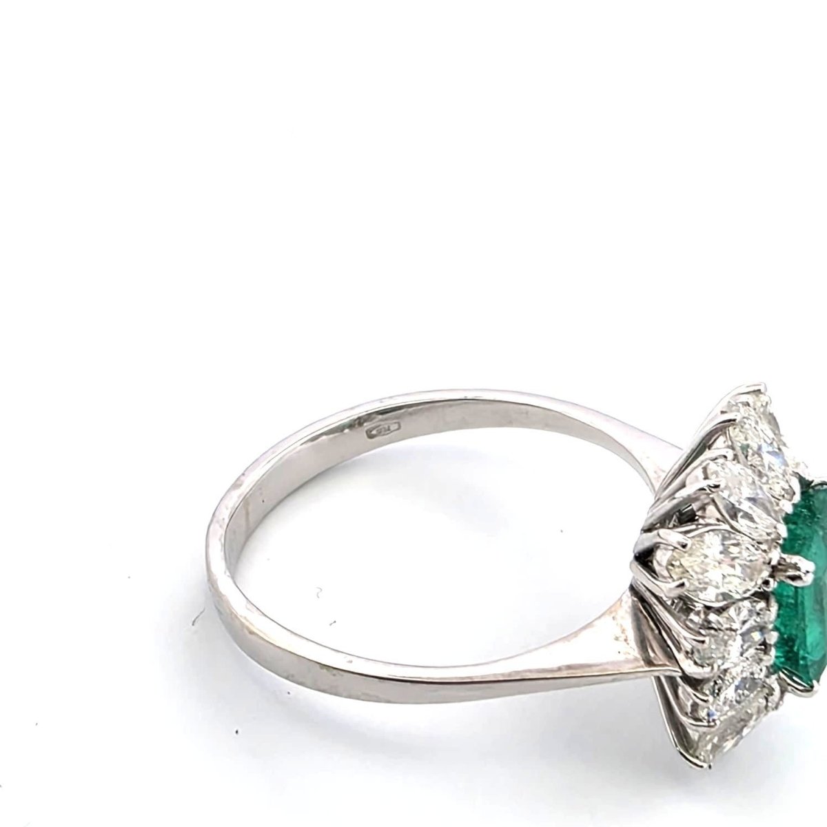 Bague Entourage en or blanc, émeraude et diamants - Castafiore