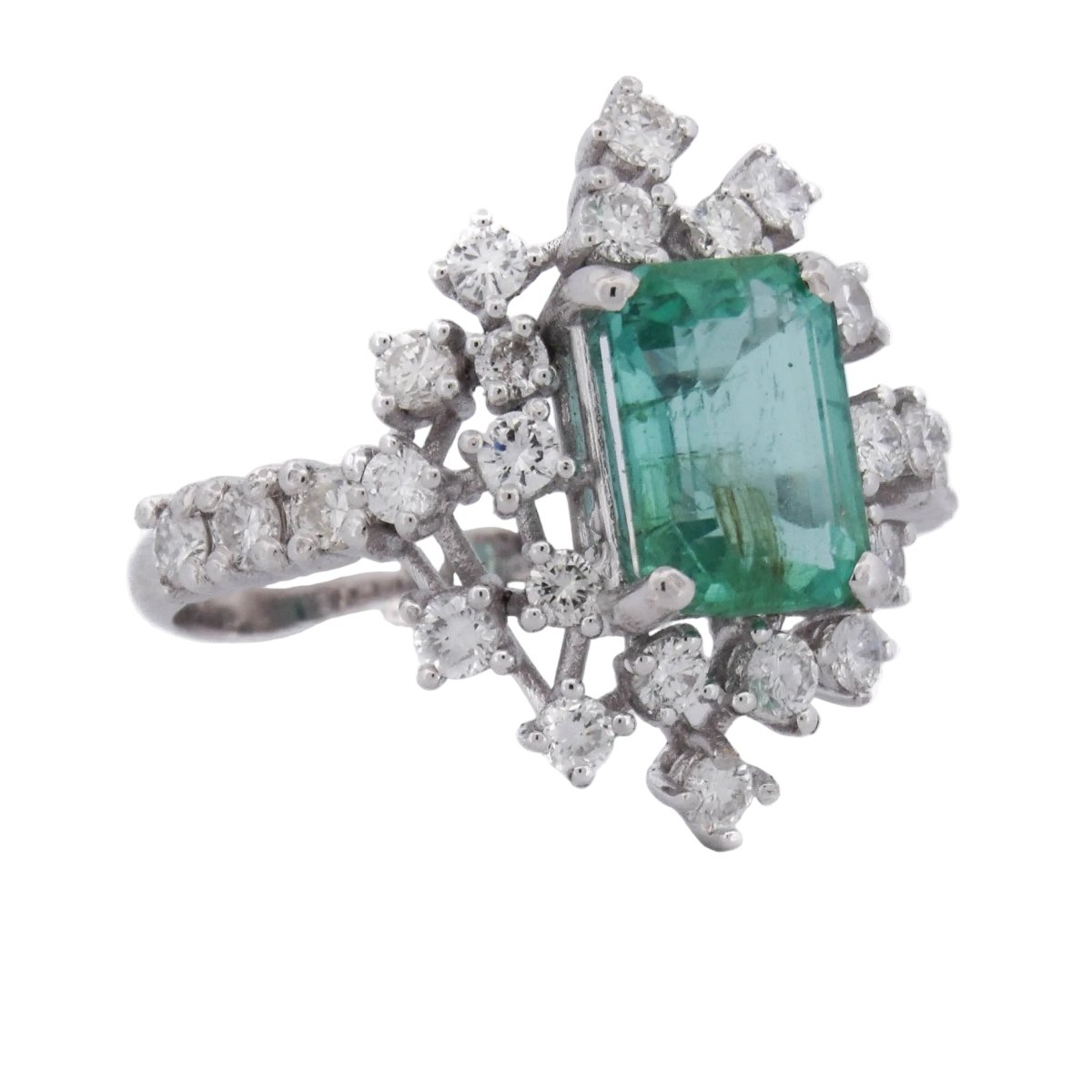 Bague Entourage en or blanc, émeraude et diamants - Castafiore