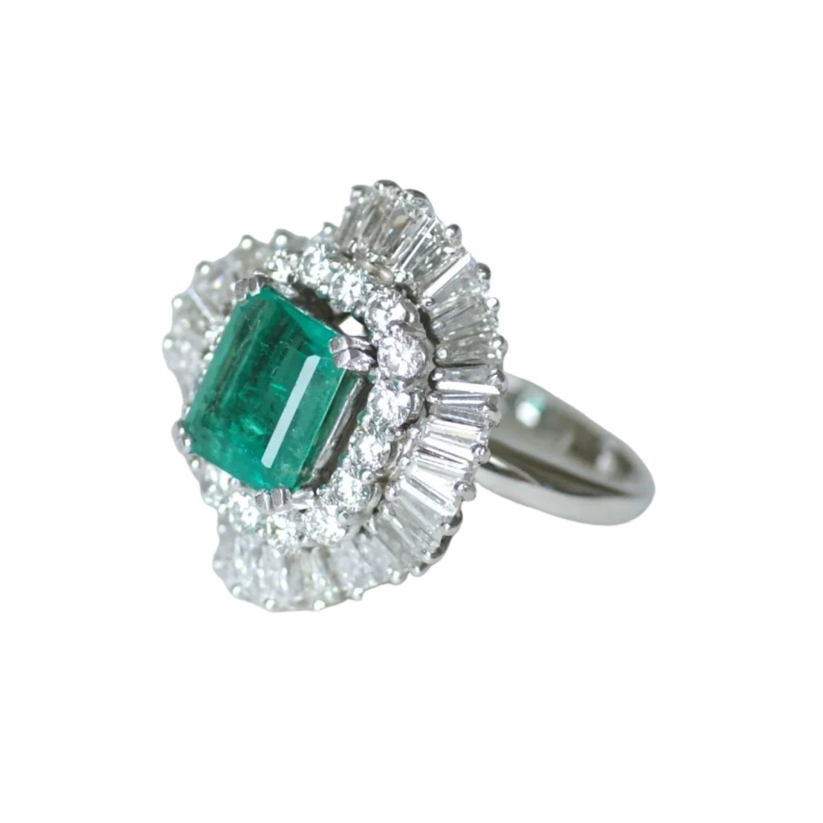 Bague Entourage en or blanc, émeraude et diamants - Castafiore