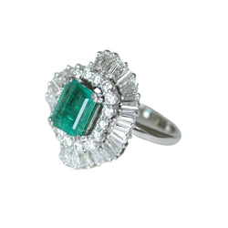 Bague Entourage en or blanc, émeraude et diamants - Castafiore