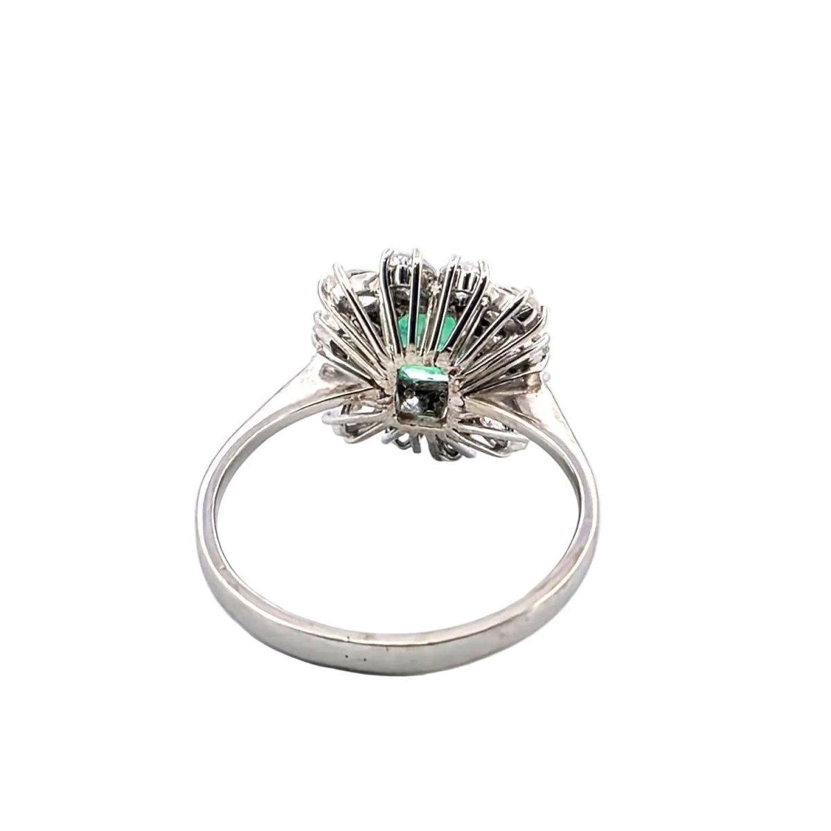 Bague Entourage en or blanc, émeraude et diamants - Castafiore