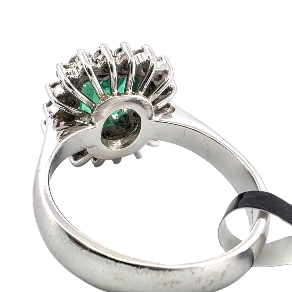 Bague Entourage en or blanc, émeraude et diamants - Castafiore