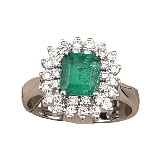 Bague Entourage en or blanc, émeraude et diamants - Castafiore