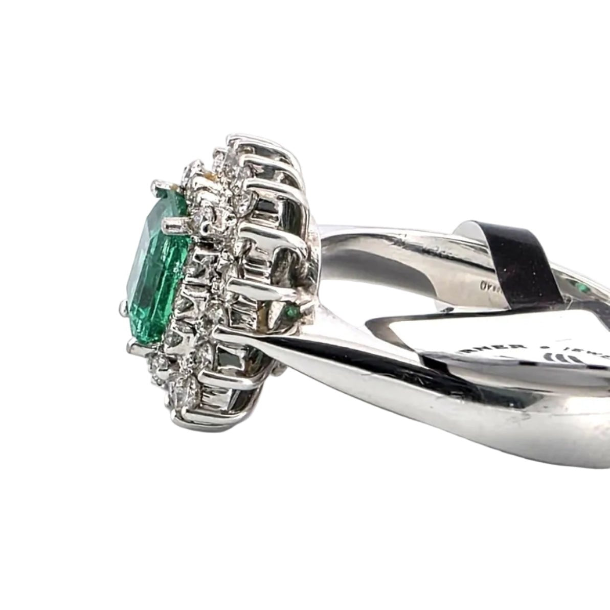 Bague Entourage en or blanc, émeraude et diamants - Castafiore
