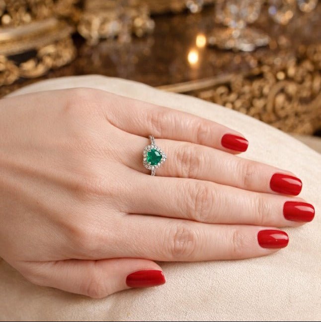 Bague Entourage en or blanc, émeraude et diamants - Castafiore