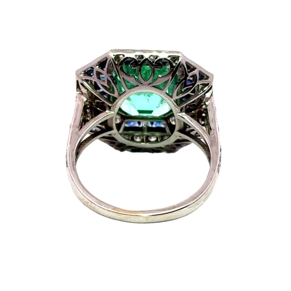 Bague Entourage en or blanc, émeraude, saphir et diamants - Castafiore