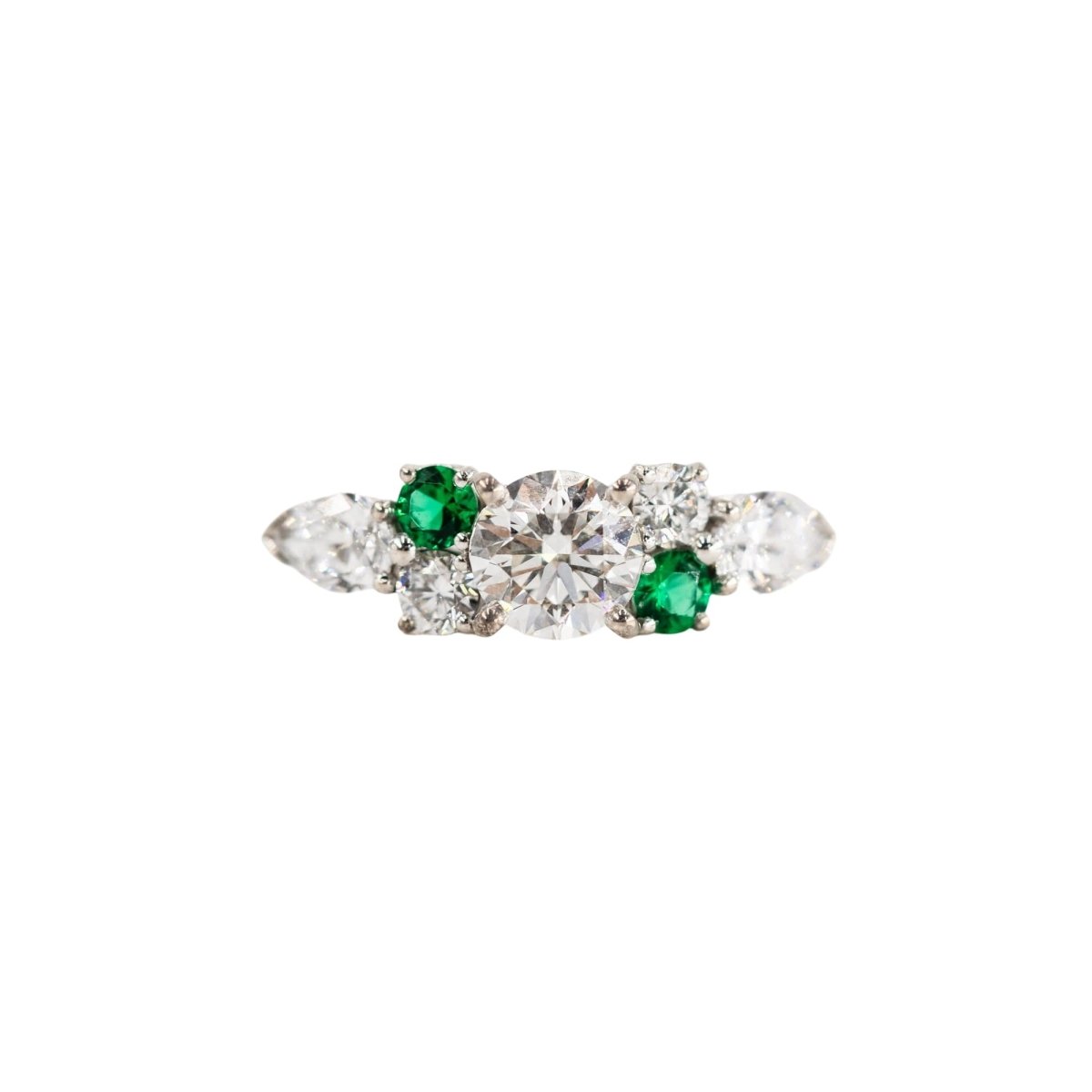 Bague Entourage en or blanc, émeraudes et diamants - Castafiore