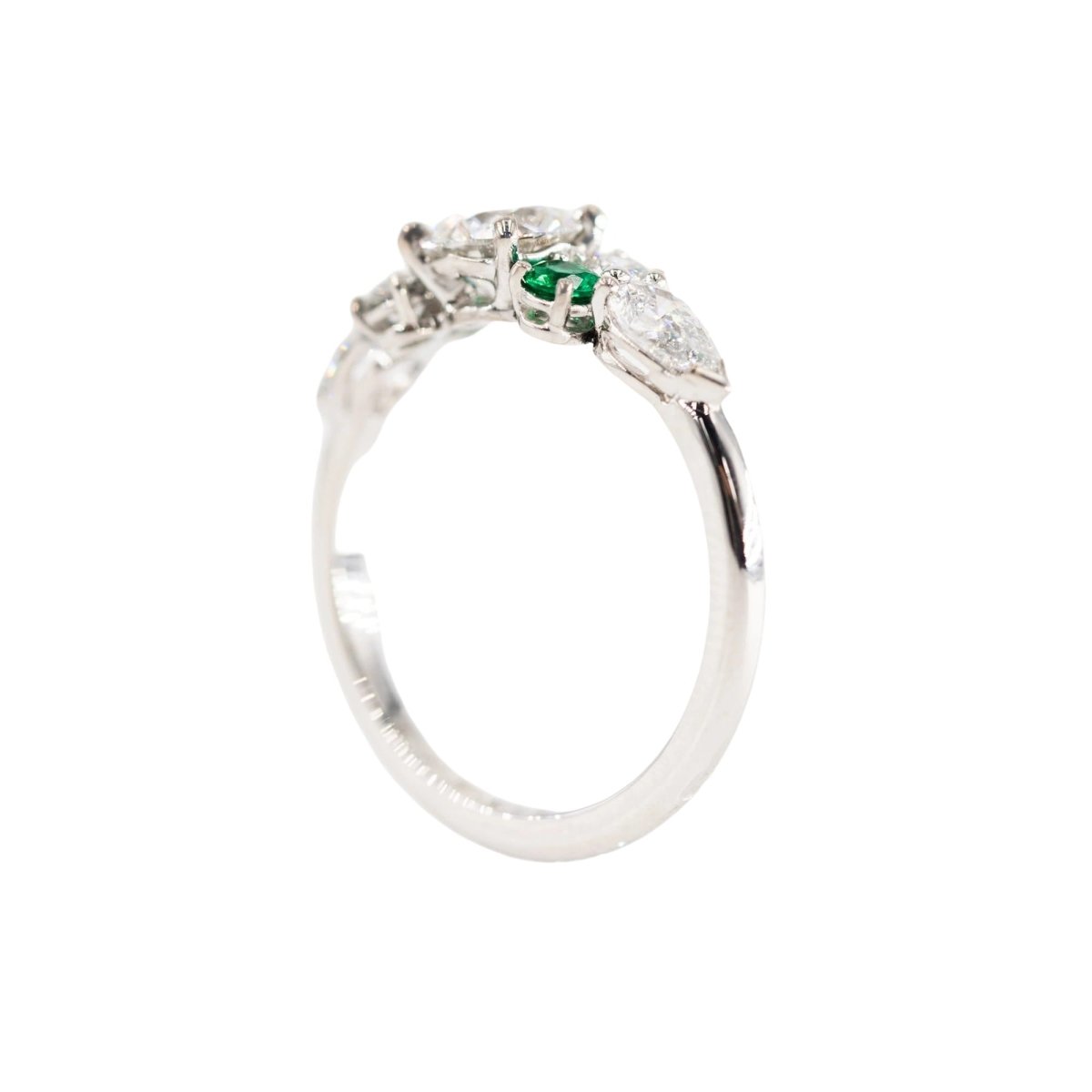 Bague Entourage en or blanc, émeraudes et diamants - Castafiore