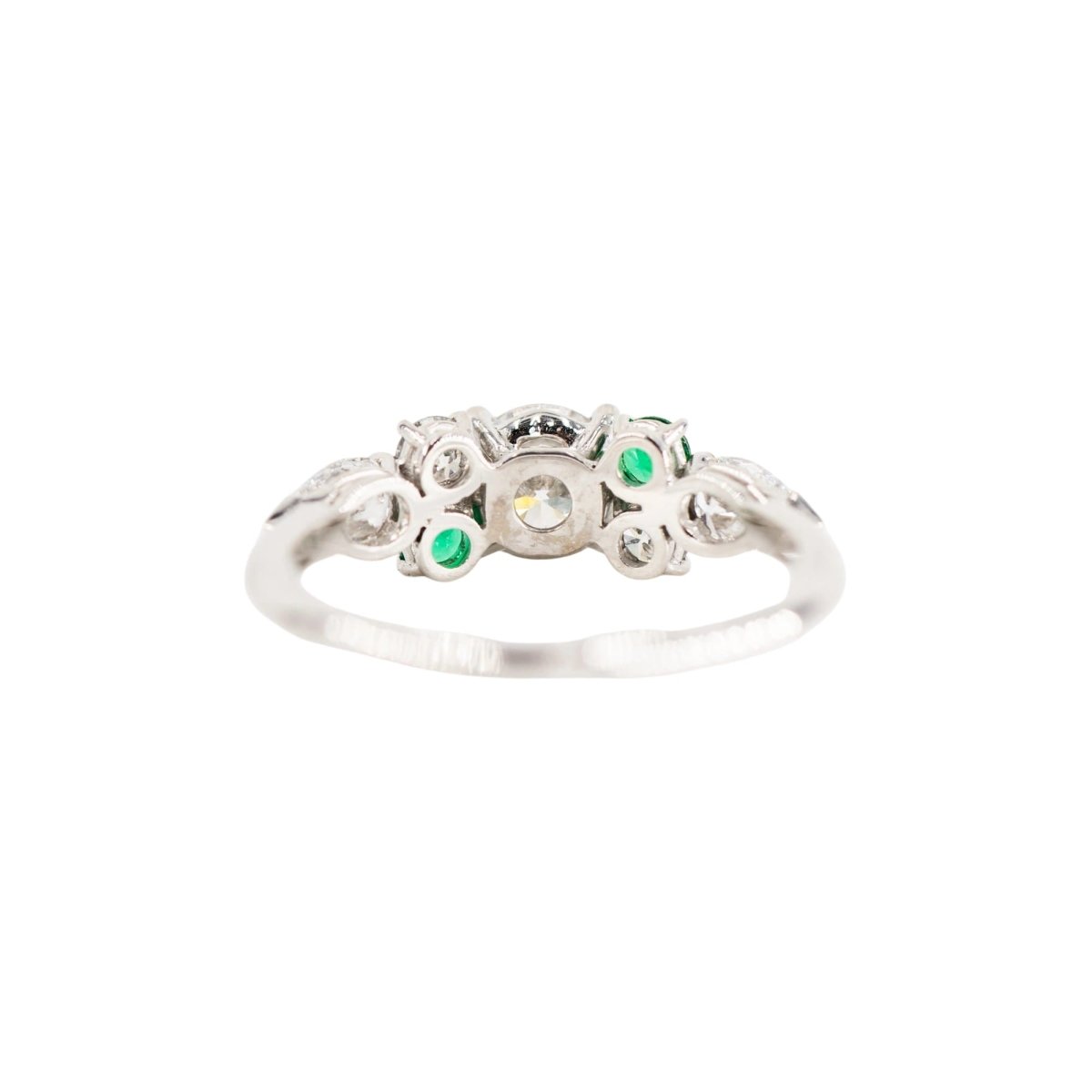 Bague Entourage en or blanc, émeraudes et diamants - Castafiore