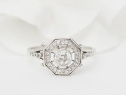 Bague Entourage en or blanc et diamants - Castafiore