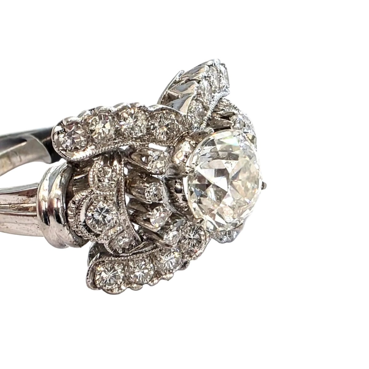 Bague Entourage en or blanc et diamants - Castafiore
