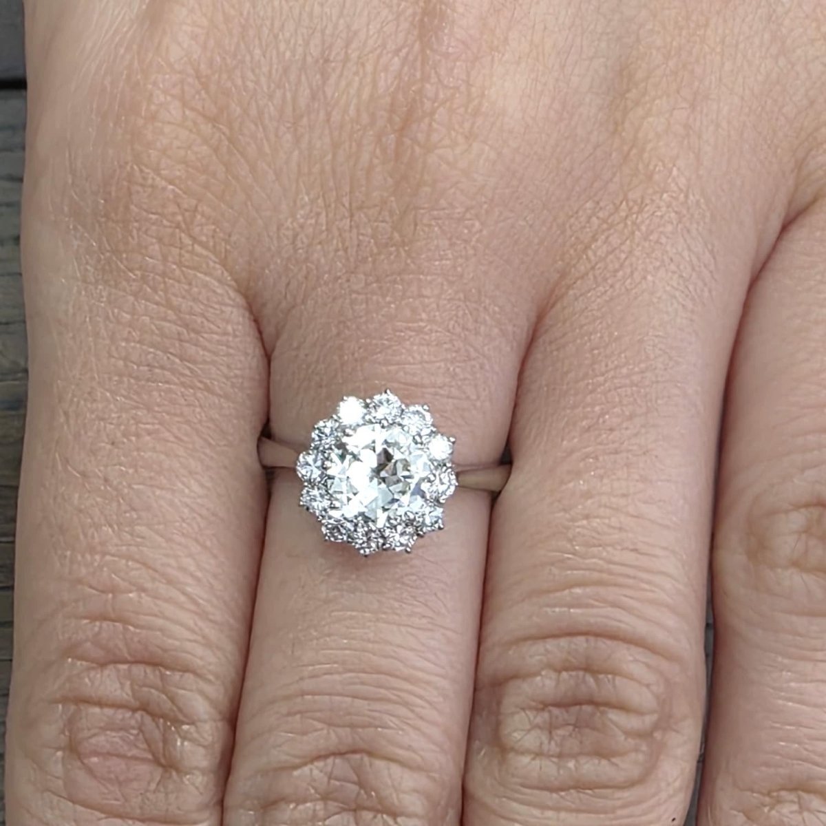 Bague Entourage en or blanc et diamants - Castafiore