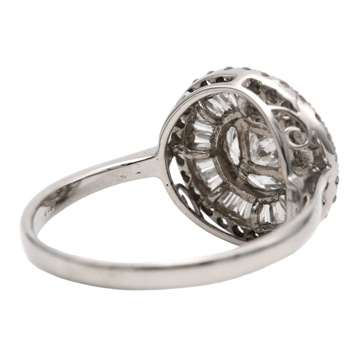 Bague Entourage en or blanc et diamants - Castafiore