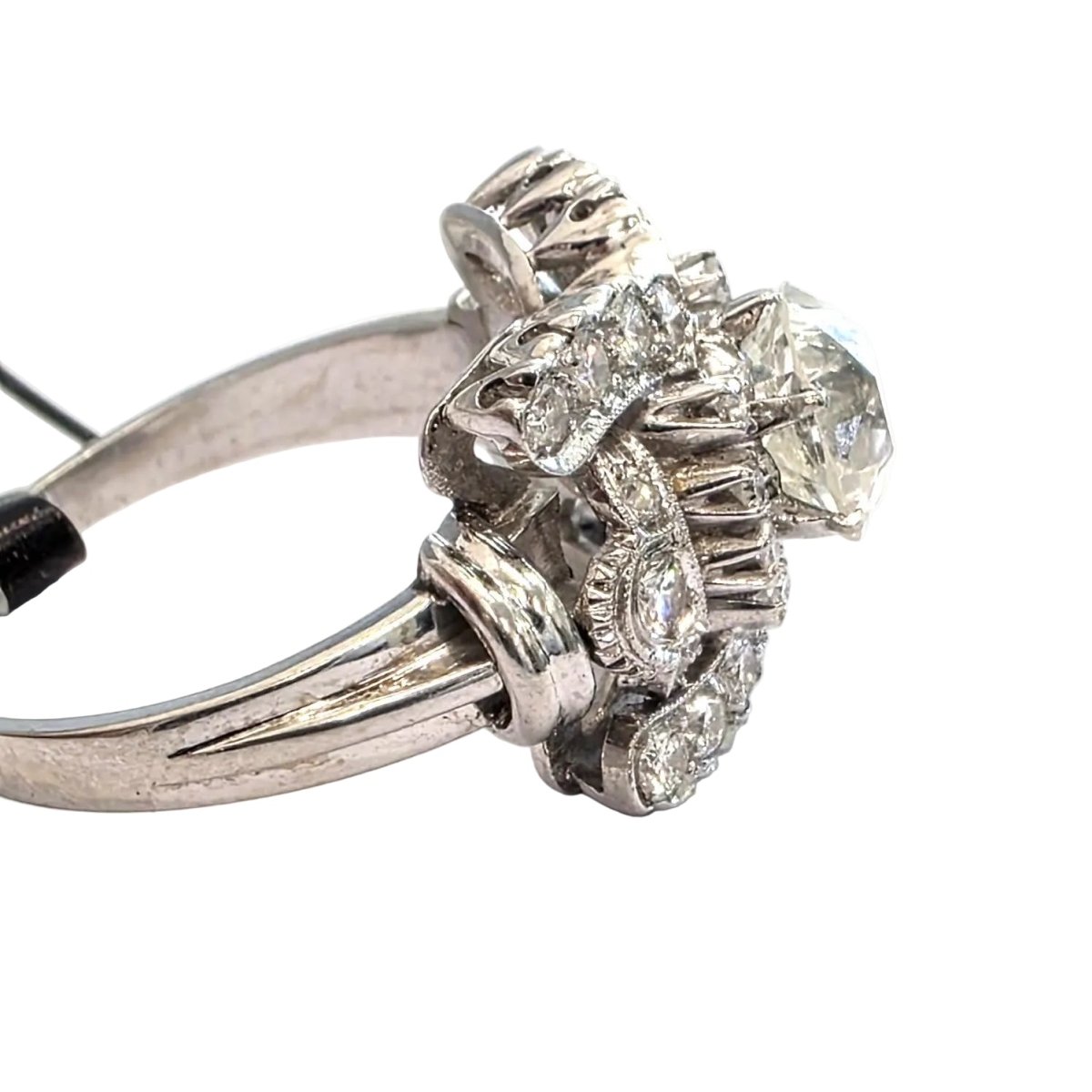 Bague Entourage en or blanc et diamants - Castafiore