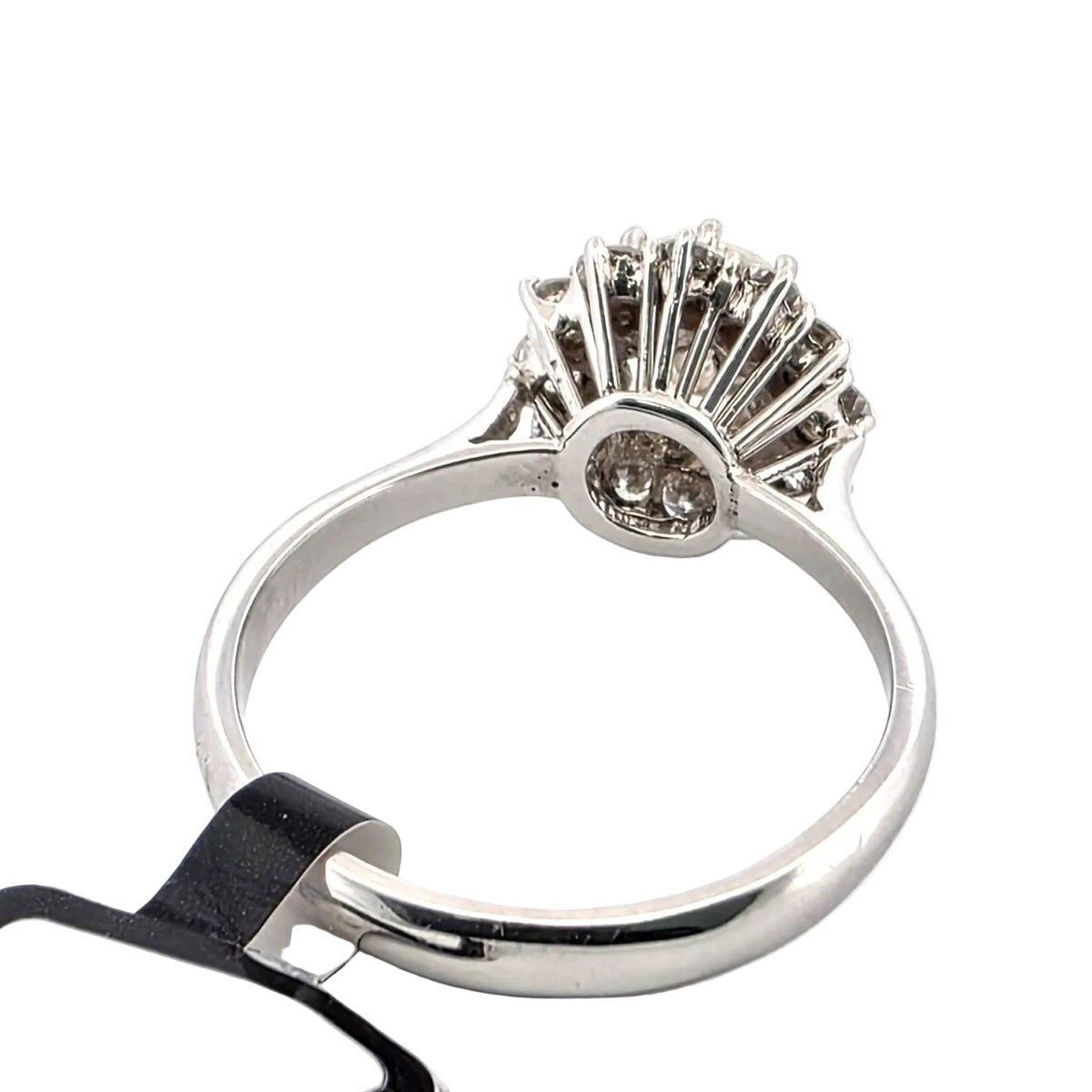 Bague Entourage en or blanc et diamants - Castafiore