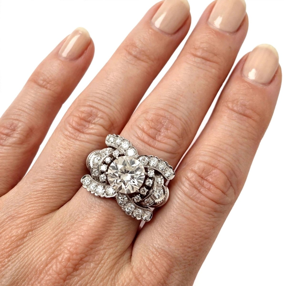 Bague Entourage en or blanc et diamants - Castafiore