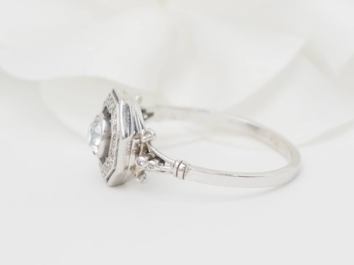 Bague Entourage en or blanc et diamants - Castafiore